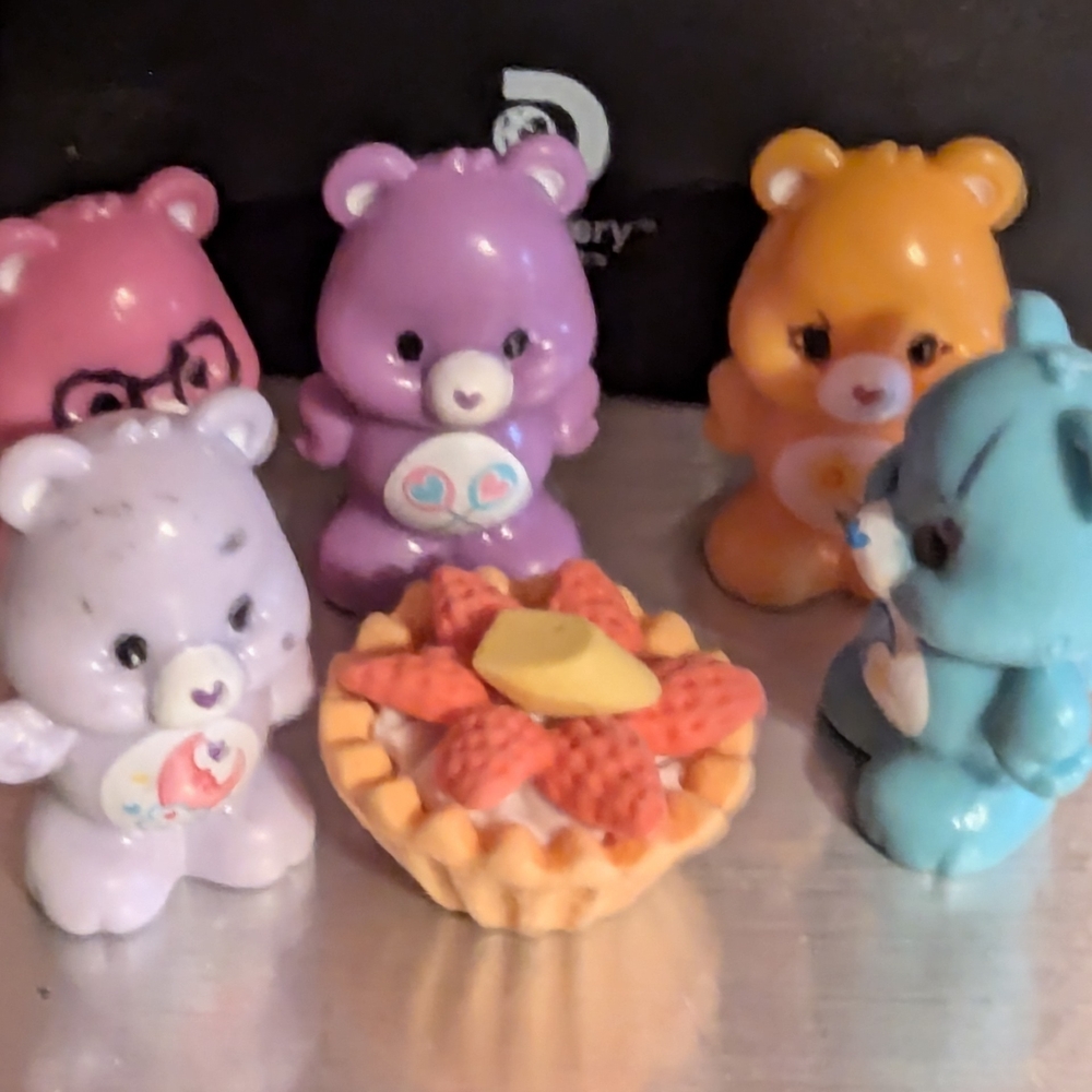 Colorful set of 5 squishy Carebears Figurine Set with Pie